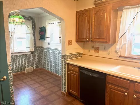 6502 Bradley Ave, Parma, OH 44129 photo 14