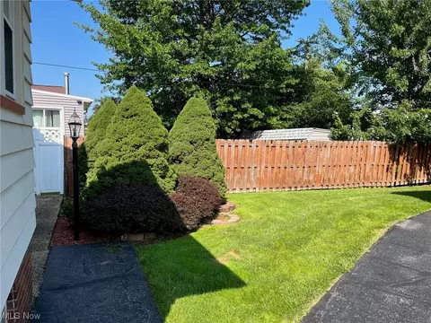6502 Bradley Ave, Parma, OH 44129 photo 4