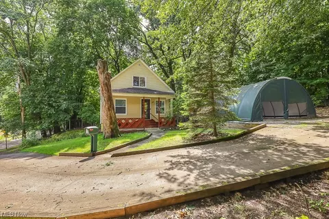 490 Frederick Ave, Akron, OH 44310 photo 4