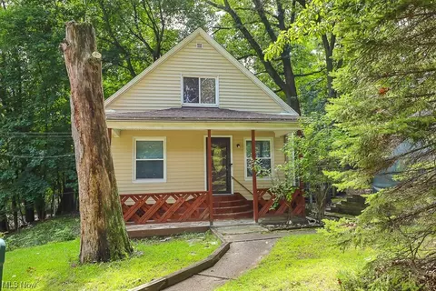 490 Frederick Ave, Akron, OH 44310 photo 10