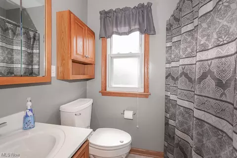 428 E 330th St, Willowick, OH 44095 photo 9