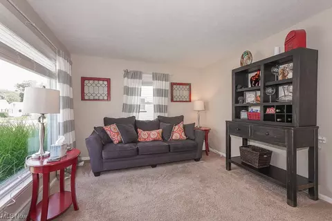 428 E 330th St, Willowick, OH 44095 photo 7