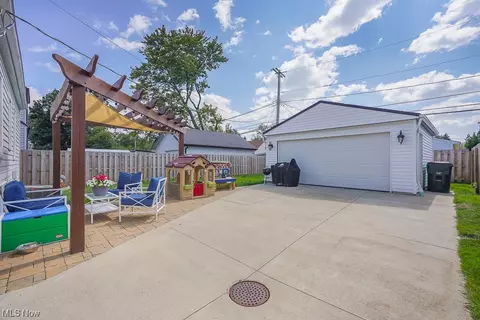 428 E 330th St, Willowick, OH 44095 photo 2