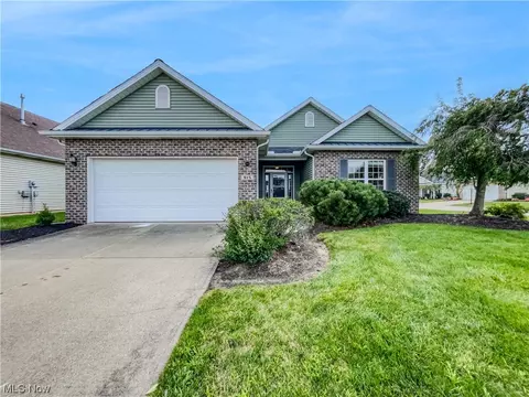 915 Hampton Dr, Elyria, OH 44035 photo 1