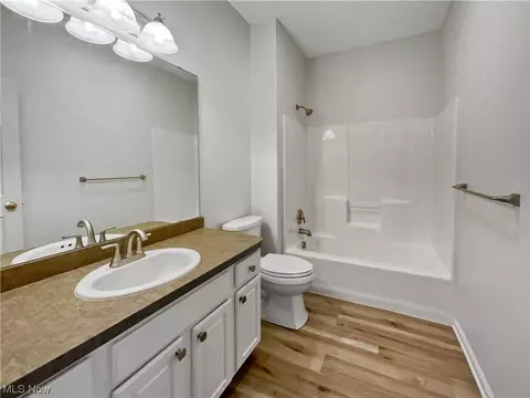 915 Hampton Dr, Elyria, OH 44035 photo 4