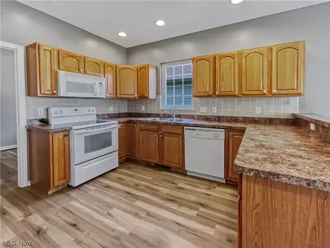 915 Hampton Dr, Elyria, OH 44035 photo 7