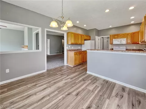 915 Hampton Dr, Elyria, OH 44035 photo 6