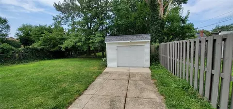 794 E 250th St, Euclid, OH 44132 photo 2