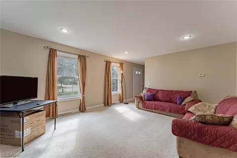 376 E 270th St, Euclid, OH 44132 photo 3