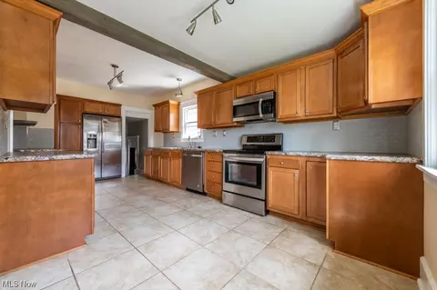 901 Park Ave, Elyria, OH 44035 photo 4