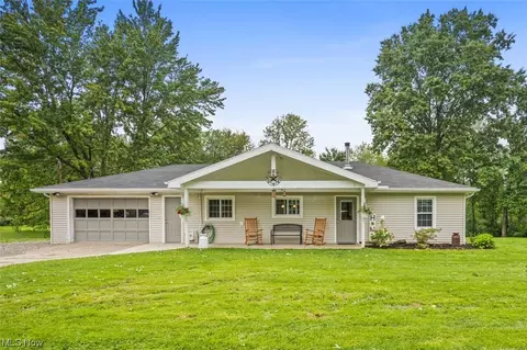 9989 Edwards Ln, Chagrin Falls, OH 44023