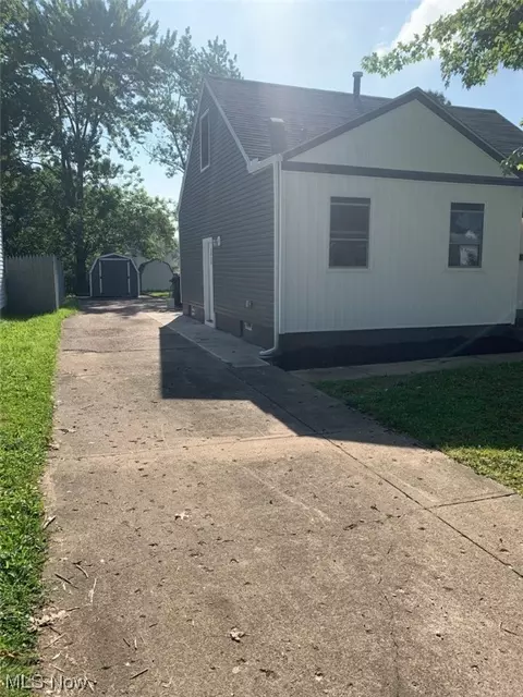 430 Winckles St, Elyria, OH 44035 photo 2