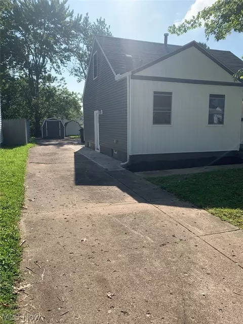 430 Winckles St, Elyria, OH 44035 photo 2