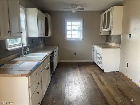 816 E Porter St, Malvern, OH 44644 photo 3