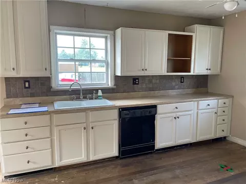 816 E Porter St, Malvern, OH 44644 photo 4