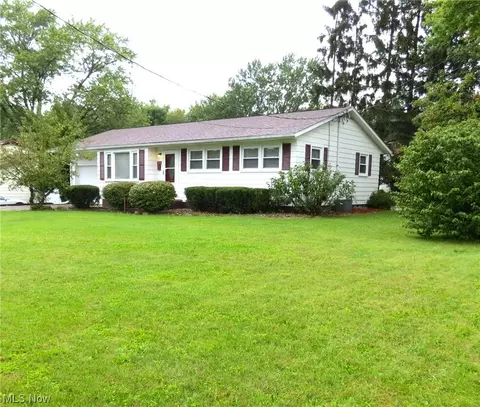 400 Beverly Hills Dr, Youngstown, OH 44505