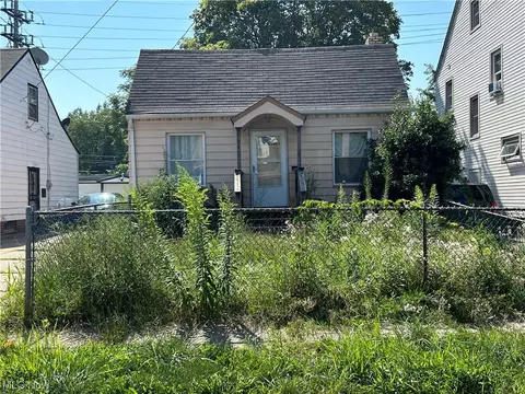 1514 Larchmont Rd, Cleveland, OH 44110