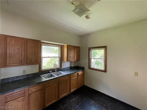 829 Berwin St, Akron, OH 44310 photo 2
