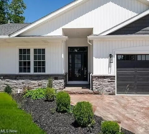 991 Pin Oaks Dr, Broadview Heights, OH 44147