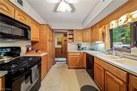 35510 Ridge Rd, Willoughby, OH 44094 photo 4