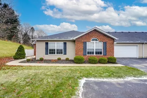 140 Woodbury Glen St, Hartville, OH 44632