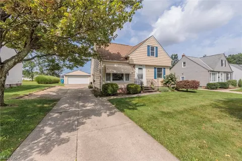 5344 Karen Isle Dr, Willoughby, OH 44094