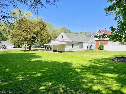 321 E Bergey St, Wadsworth, OH 44281 photo 2