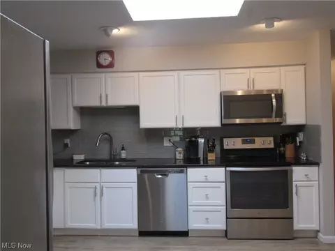 7705 Cecelia Dr, Parma, OH 44134 photo 9