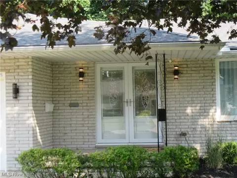 7705 Cecelia Dr, Parma, OH 44134 photo 2