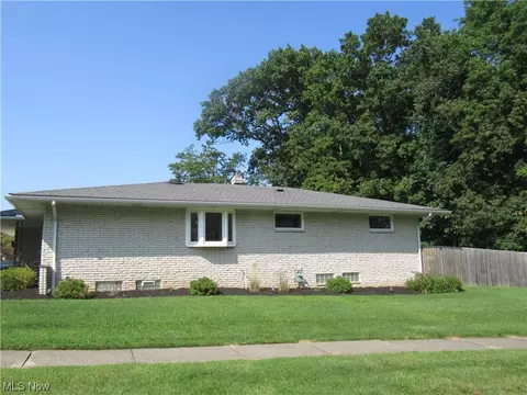 7705 Cecelia Dr, Parma, OH 44134 photo 3