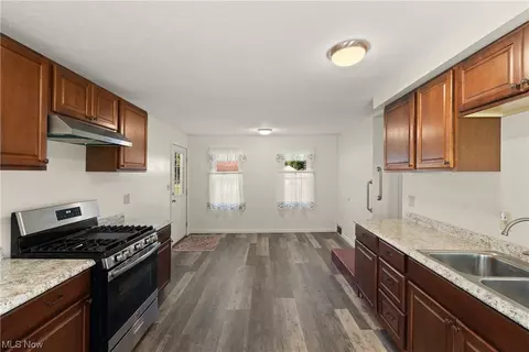 330 E 48th St, Lorain, OH 44052 photo 9