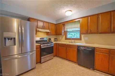 6329 Chesham Ave NE, Canton, OH 44721 photo 9