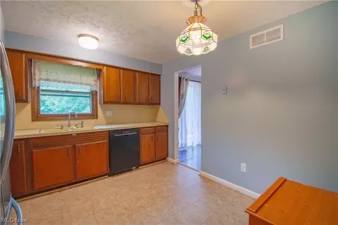 6329 Chesham Ave NE, Canton, OH 44721 photo 11
