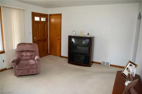 595 Audrey Ln, Struthers, OH 44471 photo 5