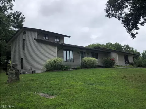 355 E Ohio Ave, Dover, OH 44622 photo 2
