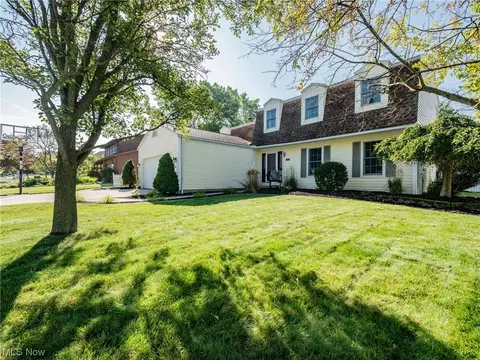 325 Crestview Dr, Elyria, OH 44035 photo 2