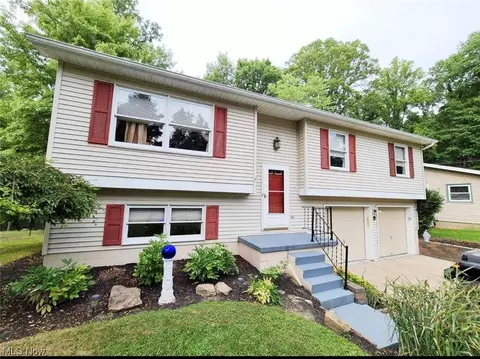 9 Ute Trl, Malvern, OH 44644
