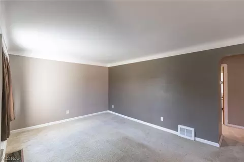 6096 Wareham Dr, Parma, OH 44129 photo 3