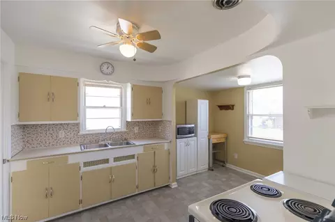 6096 Wareham Dr, Parma, OH 44129 photo 9