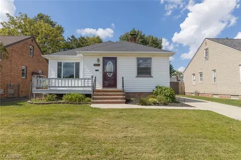 6096 Wareham Dr, Parma, OH 44129 photo 1