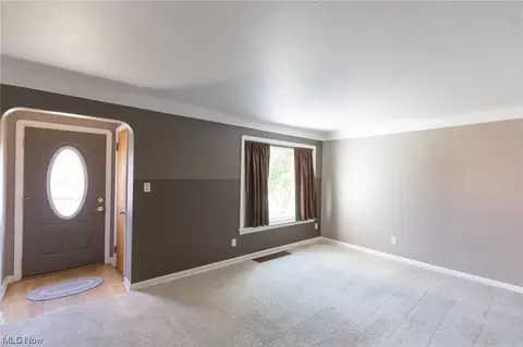 6096 Wareham Dr, Parma, OH 44129 photo 2