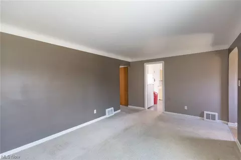 6096 Wareham Dr, Parma, OH 44129 photo 5