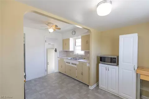 6096 Wareham Dr, Parma, OH 44129 photo 7