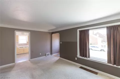 6096 Wareham Dr, Parma, OH 44129 photo 4