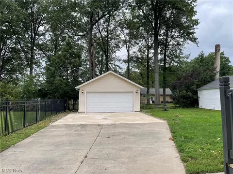 744 E 232nd St, Euclid, OH 44123 photo 4