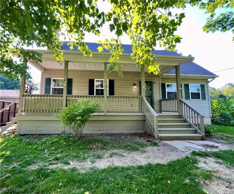 915 Walnut Grove Dr, New Waterford, OH 44445