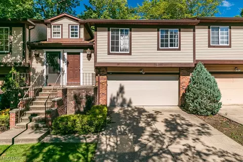 221 Greenbriar Ct #221, Euclid, OH 44143