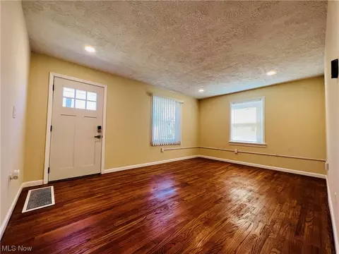 1049 Bell Ct, Elyria, OH 44035 photo 2
