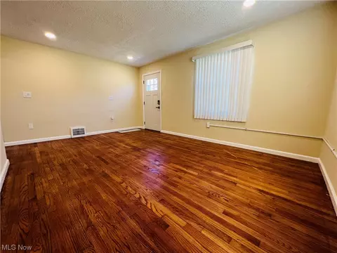 1049 Bell Ct, Elyria, OH 44035 photo 3