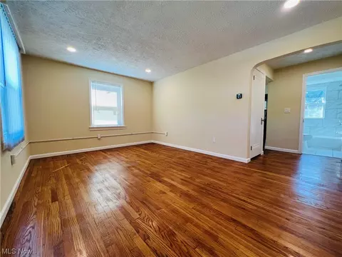 1049 Bell Ct, Elyria, OH 44035 photo 4